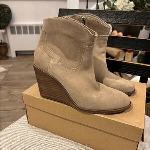 Women's DV by Dolce Vita Cream Ankle Boots Size 8